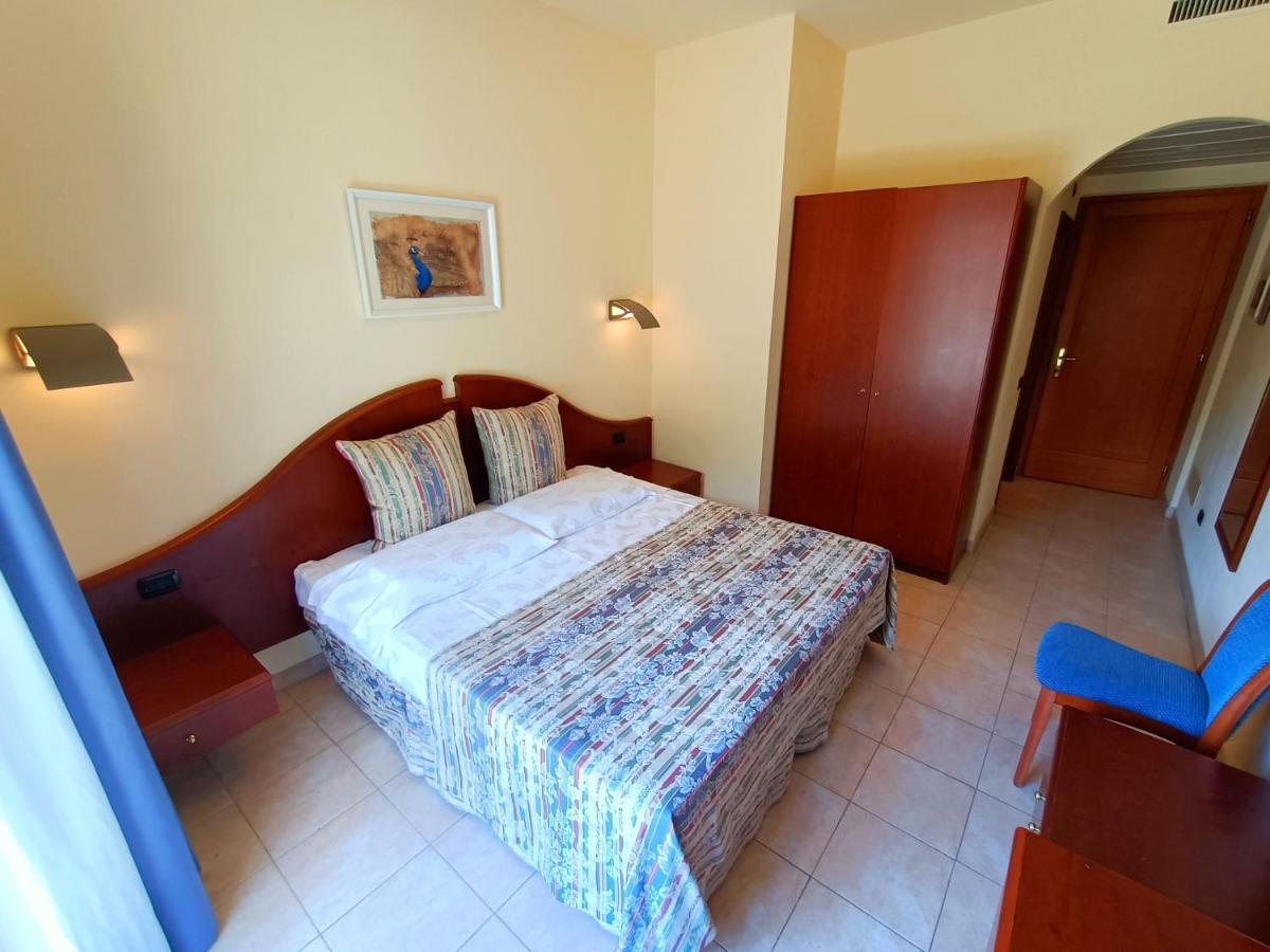 Hotel Villa Isabella Brenzone sul Garda Exterior photo
